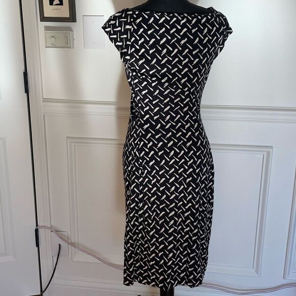 Diane Von Furstenburg Black and White Zig Zag Striped Midi Bodycon dress Size 6 - Picture 4 of 5